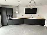 Cuisine  noir Mat avec plan de travail en h&eacute;v&eacute;a verni &agrave; Walcourt - Cuisines &eacute;quip&eacute;es design compl&egrave;tes Cr&eacute;a-M